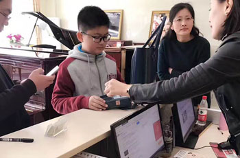 對于琴童來說，的禮物是鋼琴